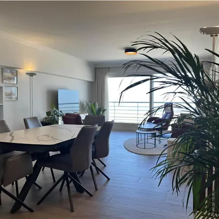 Cozy Beachfront Retreat 아파트 *