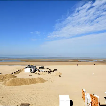 Cozy Beachfront Retreat Lägenhet De Haan